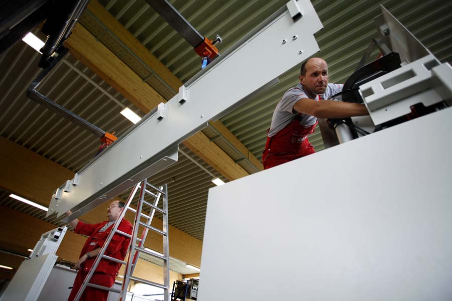 Équipe SCHOLPP en intervention sur site pour l’installation, l’alignement et la mise en sécurité de machines industrielles.