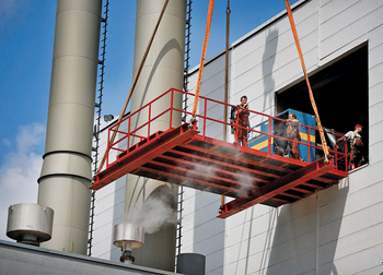 Structure de levage et d’appui sur mesure utilisée lors d’une installation industrielle.