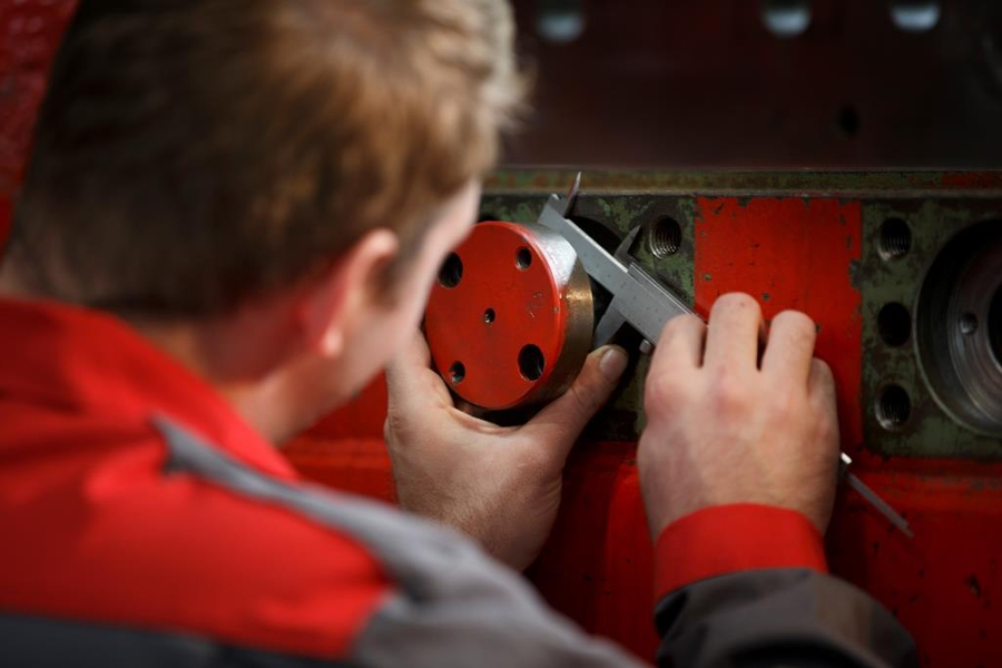 Mise au point des systèmes électriques et mécaniques des machines industrielles par SCHOLPP.