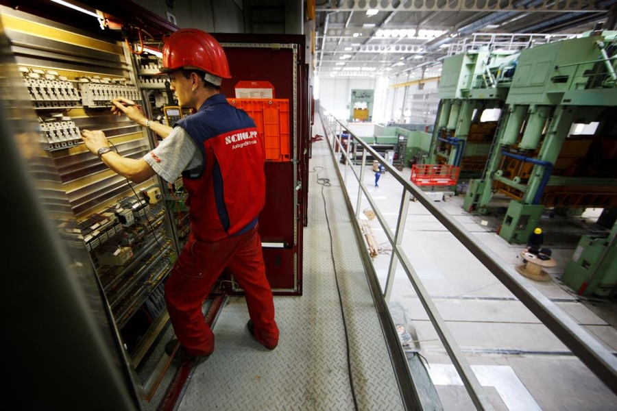 Les équipes de SCHOLPP bénéficient de la meilleure formation pour la manutention de machines industrielles.