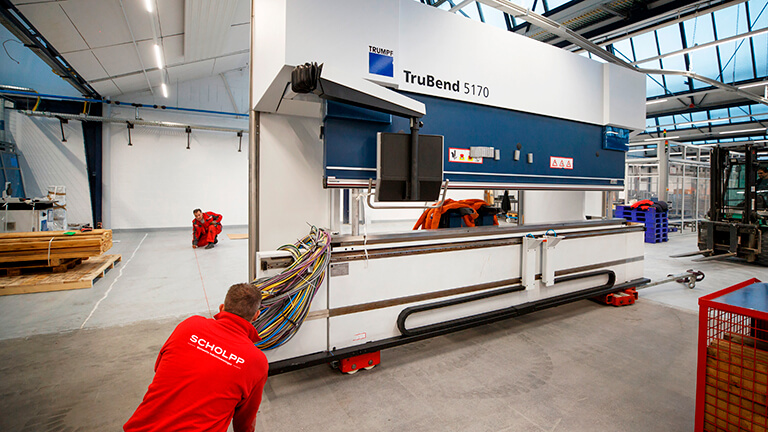 Savoir-faire SCHOLPP dans le montage de presses industrielles, avec un engagement constant envers l’excellence sur chaque projet.